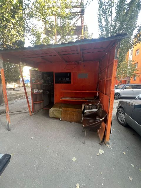 Metal konstruksiyalı köşk/konteyner tipli kiçik ticarət pavilyonu — Bakı