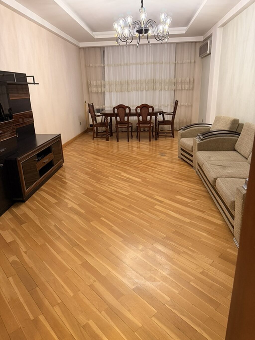Menzil elveriwdi yerde yerlewir Musabekov parkinin yaninda. Saki — Qonaq otağı üçün, Bakı (4)