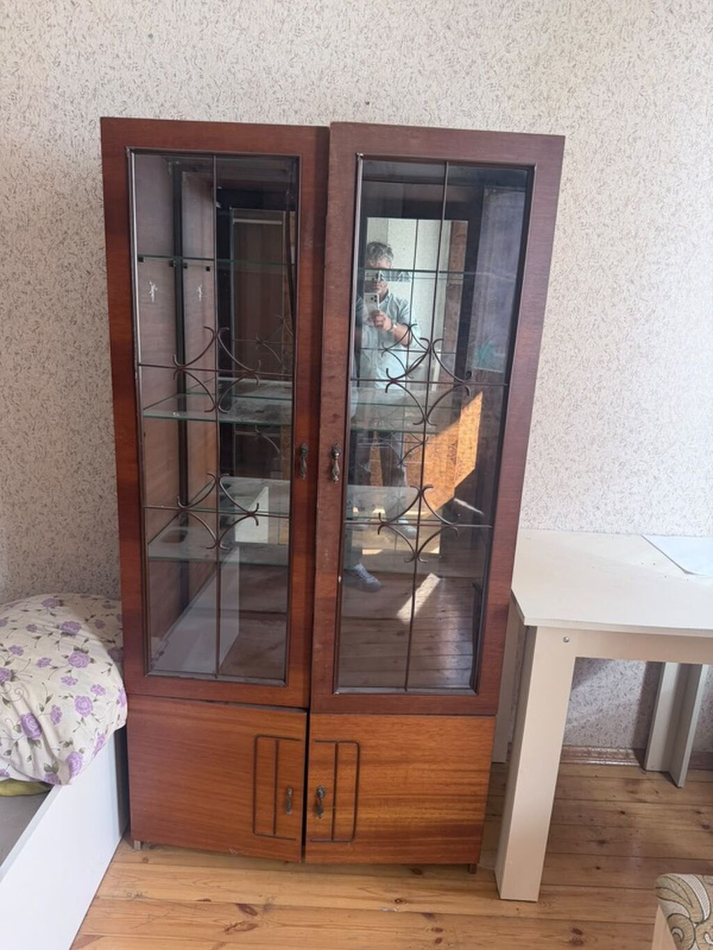 Mebel dəstləri – vitrin şkaf, divar dolabı və ağ qarderob - Vitrin — Qonaq otağı üçün, Digah