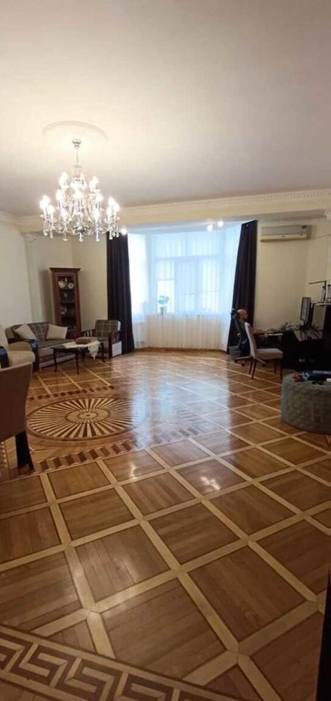Satılır 4 otaqlı yeni tikili 200 m² — Bakı