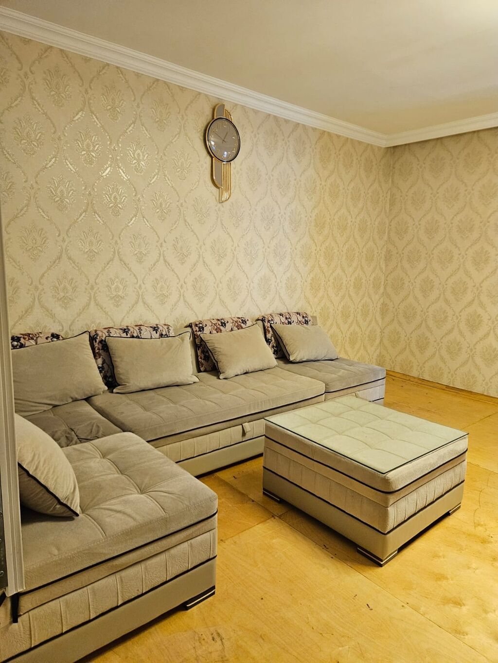 Bazali kunc divan satilir. 340 azn son yeri. Unvan baki xetai — Divanlər, Bakı (3)
