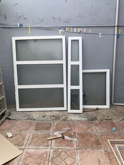 Ağ rəngli PVC (plastik) pəncərə çərçivələri və şüşə panellər dəsti — Masazır