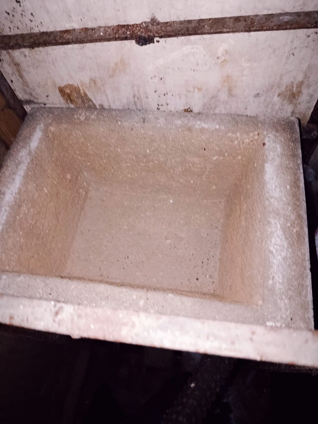 Beton yem/yarmaq qabı – divara bərkidilən, düzbucaqlı formalı, dərin — Qablar və dərə, Digah