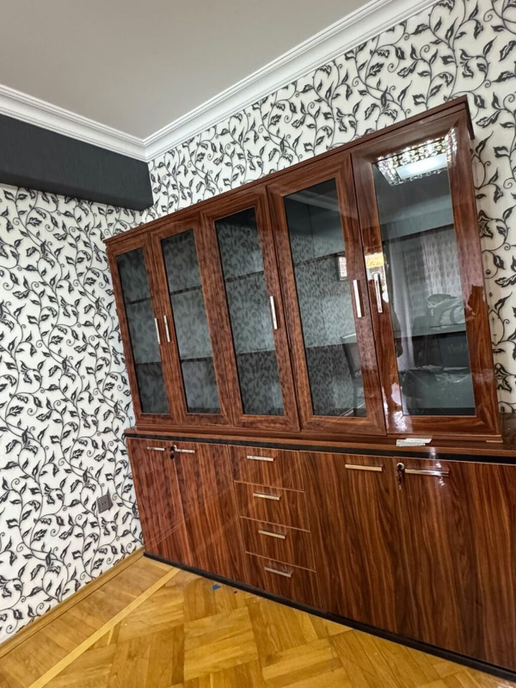 Mebel dəsti – vitrinli bufet - Material: taxta teksturalı MDF/laminat — Şkaflar, Bakı (3)