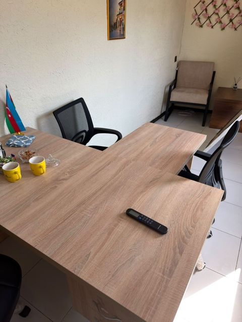 Ofis mebel dəsti Tərkib: - L‑formal masa: açıq palıd teksturalı — Digah