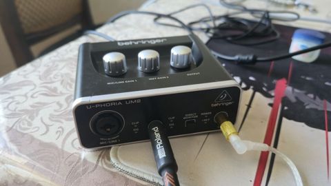Behringer U-phorıa UM2 USB audio interfeysi, problemsiz tam işlək — Xırdalan