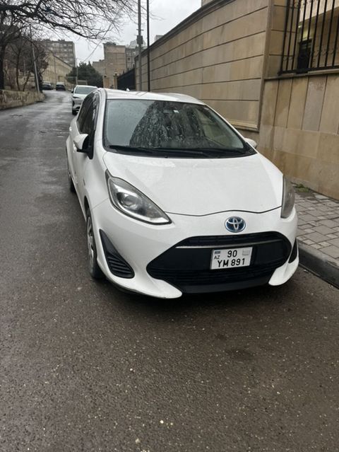 Toyota Prius c (Aqua) — ağ rəngli, şəhər üçün ideal hibrid hetçbek — Bakı