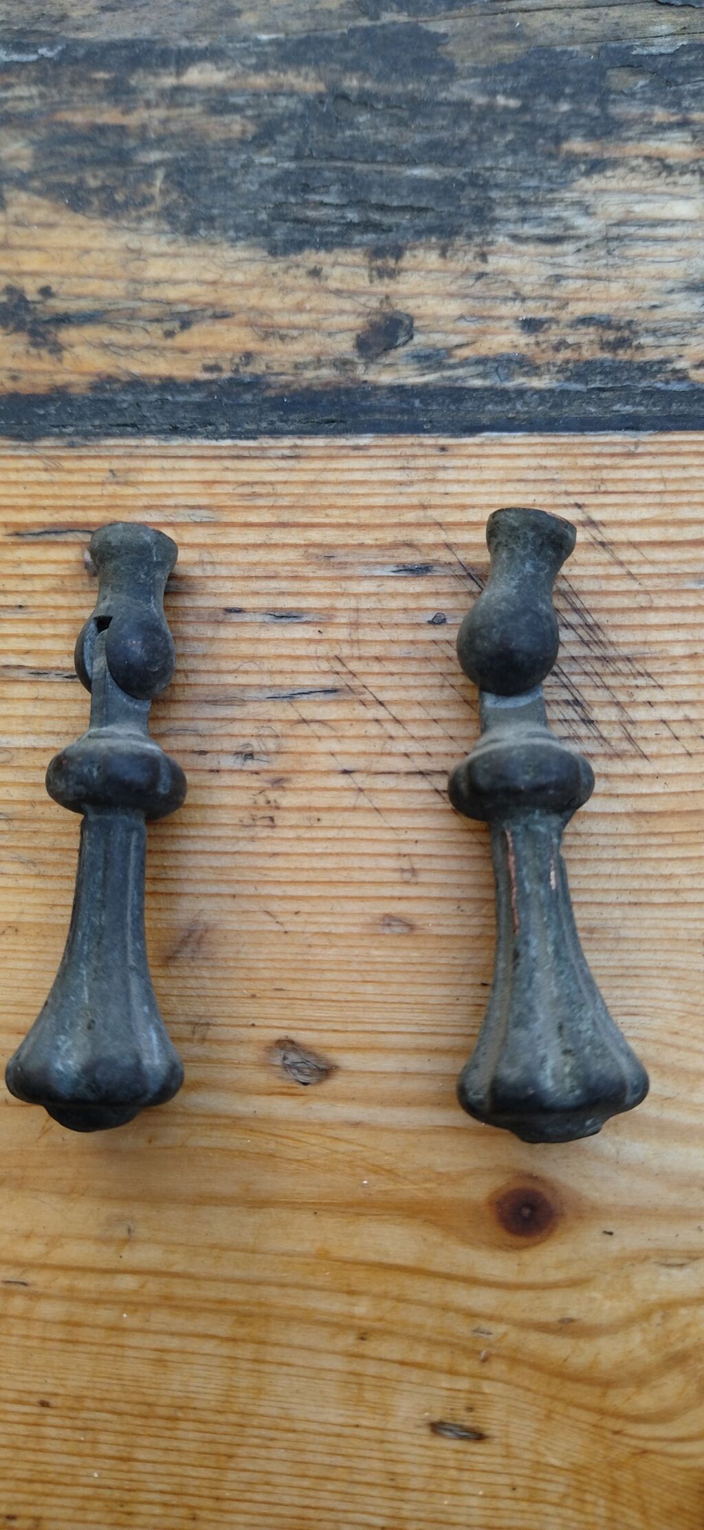 Məhsul: Bürünc mebel tutacaqları (2 ədəd) Təsvir: - Material: tökmə — Pəncərələr, qapılar, balkonlar, Bakı (2)