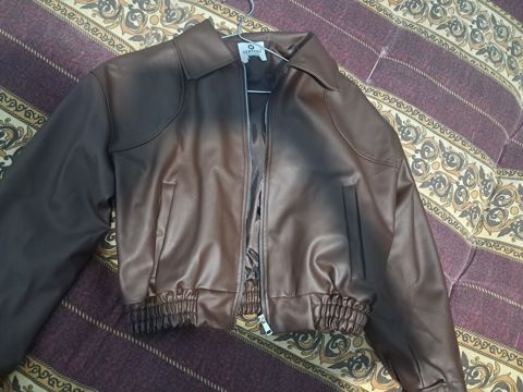 Qısa dəri görünümlü gödəkçə - Rəng: tünd qəhvəyi - Material: süni — Bakı
