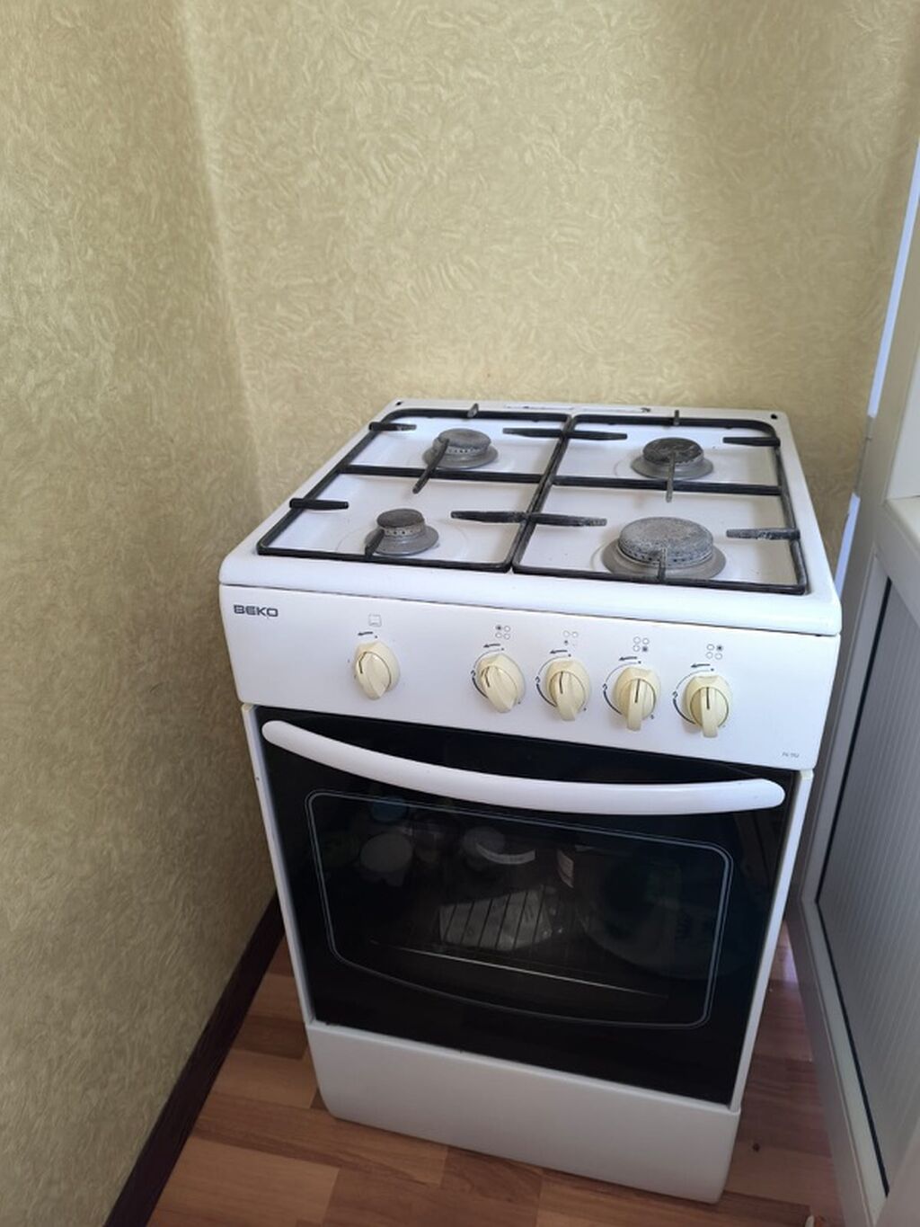 Beko markalı 4 gözlü qaz sobası satılır. Qazla işləyir, aşağı — Plitələr, Qobu
