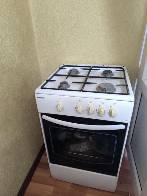 Beko markalı 4 gözlü qaz sobası satılır. Qazla işləyir, aşağı — Qobu