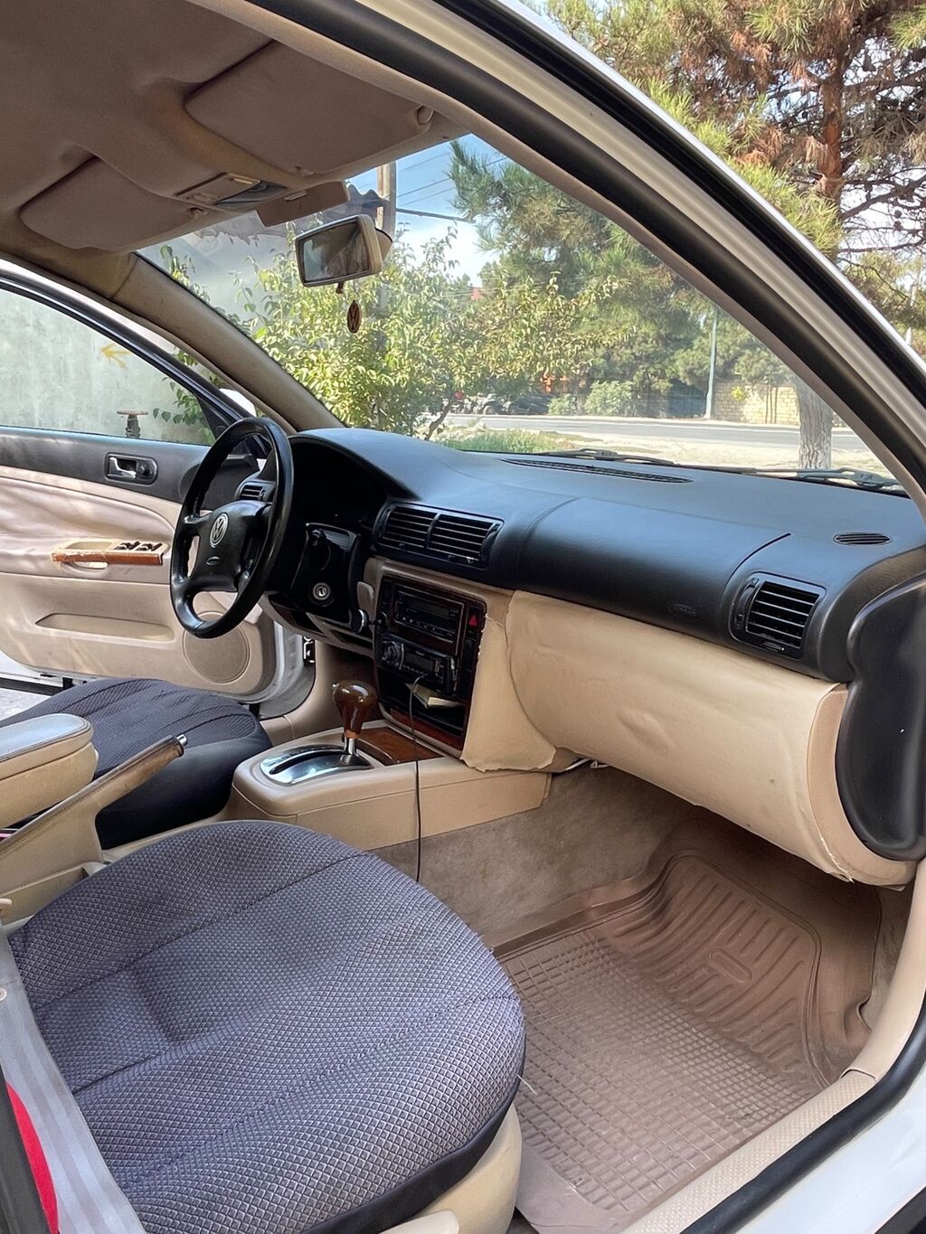 Volkswagen sedan salonu – bej və qara rəng kombinasiyalı, parça — Salon detalları, Bakı (2)