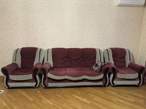 Klaasik üslubda 3 hissəli yumşaq mebel dəsti - Komplekt: 1 üçlü divan — Bakı