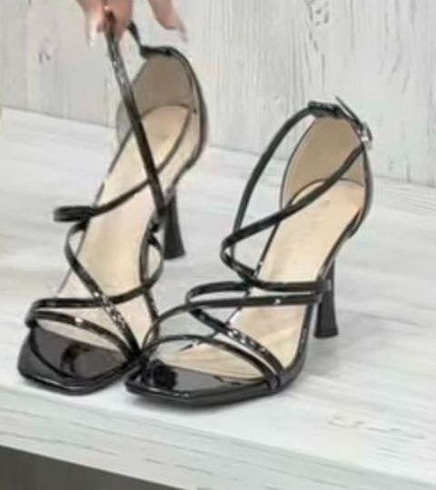 Məhsul: Qadın yüksək dabanlı sandal - Rəng: Qara (parlaq lak — Bakı