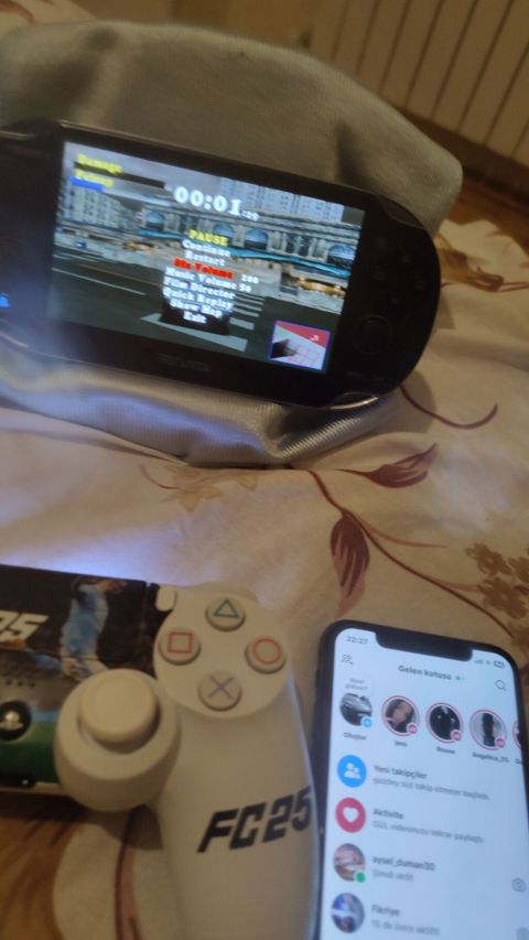 Sony PS Vita (əl konsolu) + simsiz gamepad dəsti - Model: Sony PS — Игры, приставки и программы