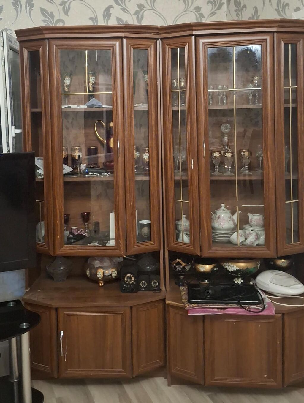 Klassik üslubda qonaq otağı üçün vitrın və şkaf dəsti. Xüsusiyyətlər — Qonaq otağı üçün, Masazır