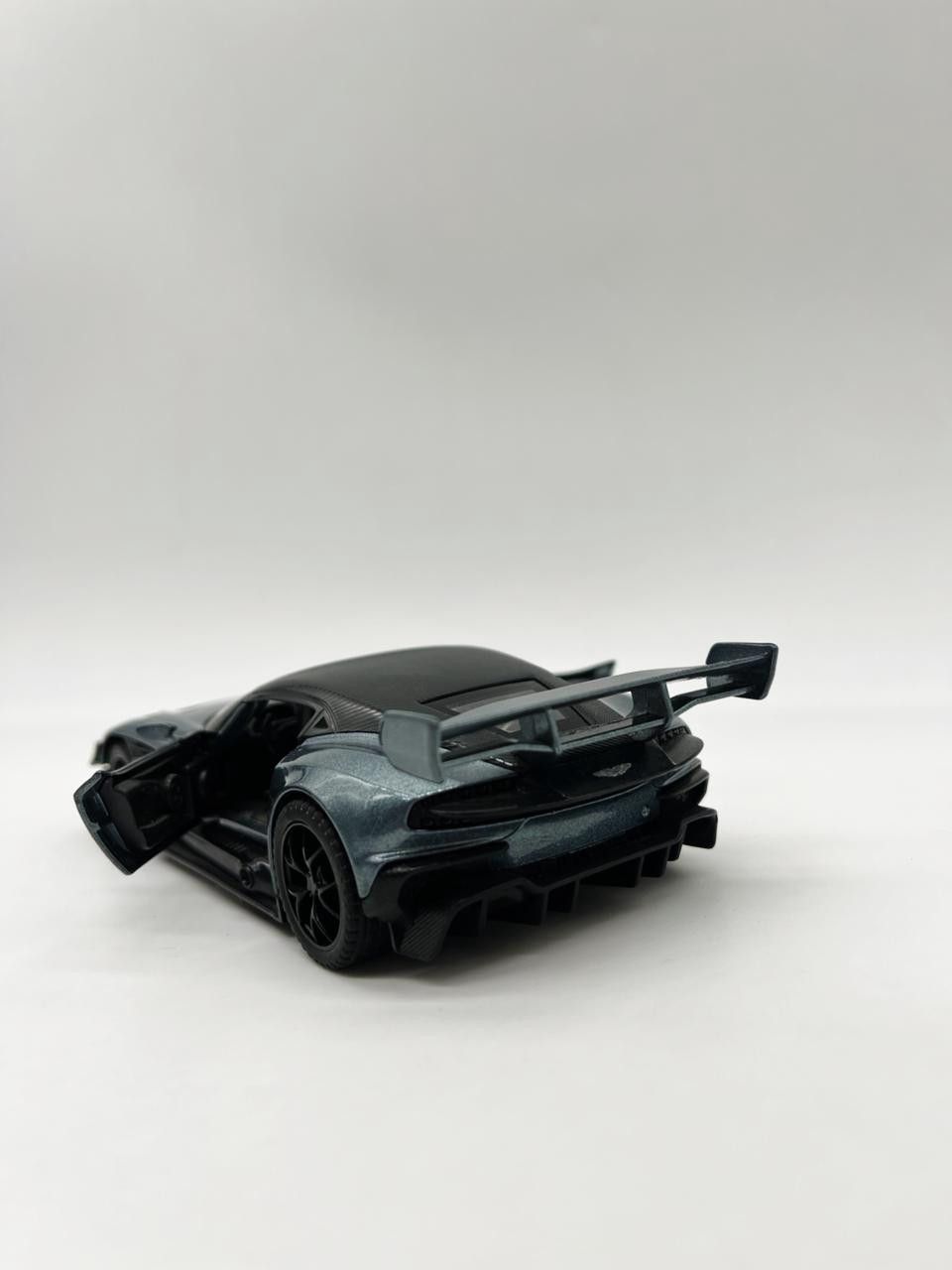 Maşın Aston Martin Vulcan, metal, yaşıl — Mallar, Bakı (2)