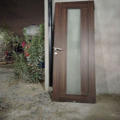 Şüşəli taxta qapı - Material: tünd qəhvəyi rəngdə MDF/taxta finiş — Digah