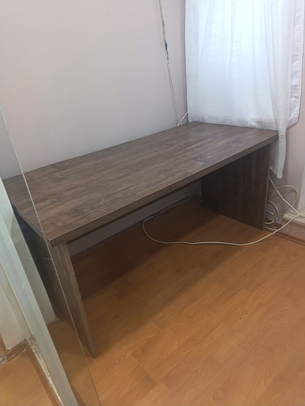 Taxta teksturalı kompakt iş stolu - Klassik düzbucaqlı forma, minimal — Masalar, Bakı
