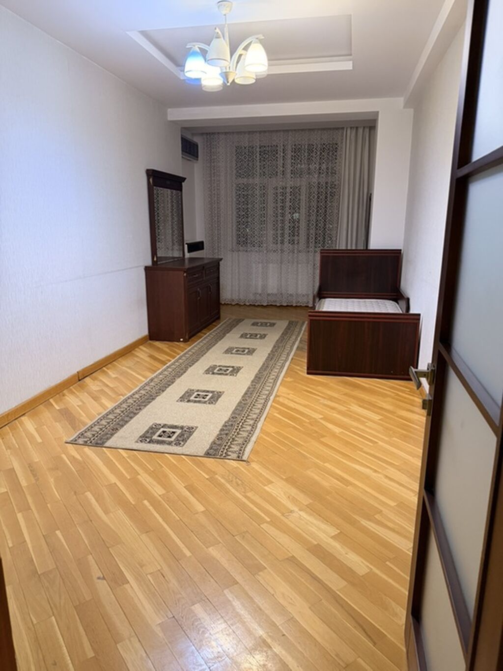 Menzil elveriwdi yerde yerlewir Musabekov parkinin yaninda. Saki — Qonaq otağı üçün, Bakı (6)