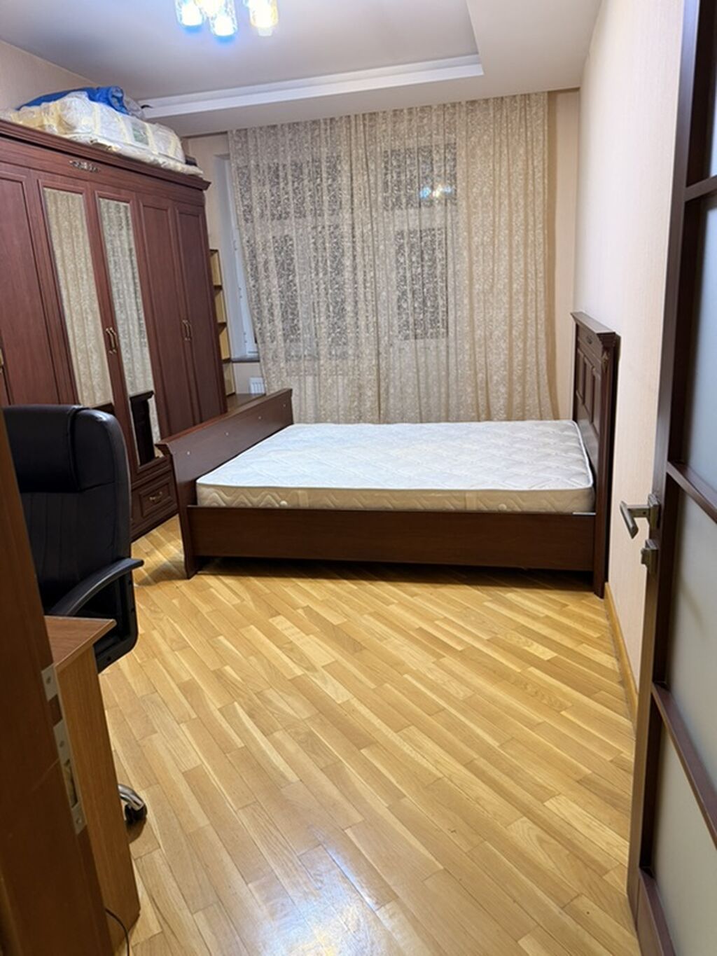 Menzil elveriwdi yerde yerlewir Musabekov parkinin yaninda. Saki — Qonaq otağı üçün, Bakı (5)