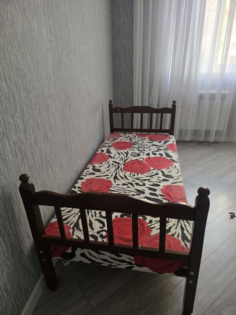 Taxta tək nəfərlik çarpayı, öz matrası ilə - Material: bərk ağac — Xırdalan