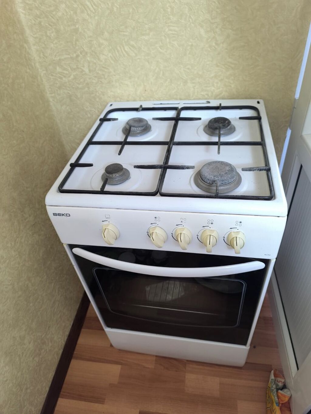 Beko markalı 4 gözlü qaz sobası satılır. Qazla işləyir, aşağı — Plitələr, Qobu (3)