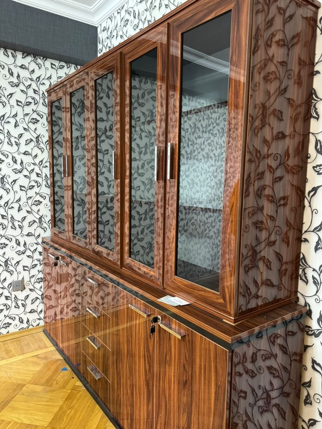 Mebel dəsti – vitrinli bufet - Material: taxta teksturalı MDF/laminat — Şkaflar, Bakı (2)