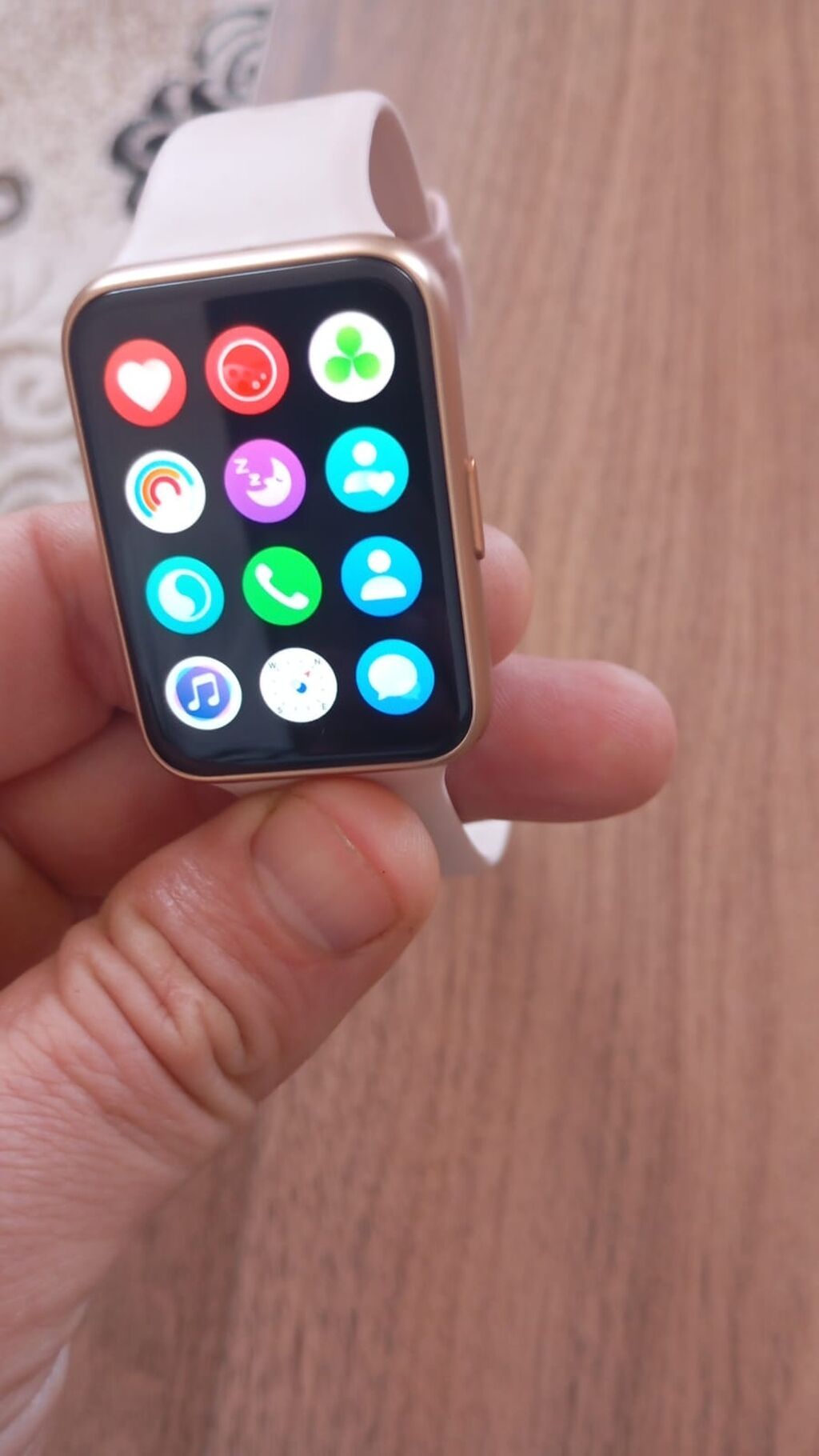 Huawei smart saat – düzbucaqlı ekranlı, qızılı çərçivə və açıq rəngli — Ağıllı saatlar, Sumqayıt (2)