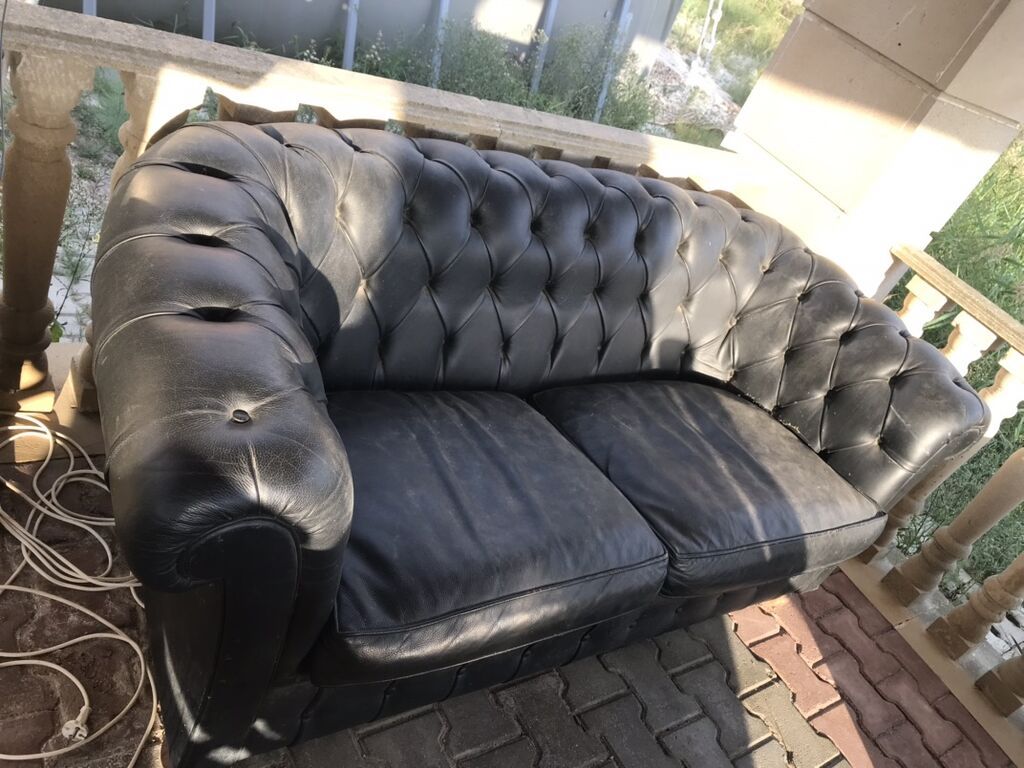 Chesterfield üslubunda 2 nəfərlik dəri divan - Rəng: qara - Material — Divanlər, Novxanı (2)