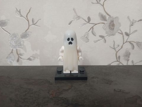 Lego minifiguru fosfordan qaranliqda isiq saçir — Bakı