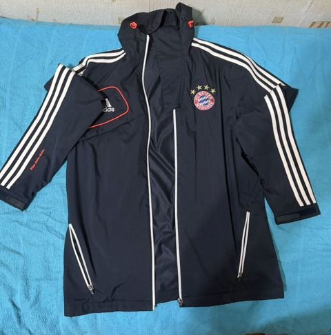 Adidas FC Bayern München küləkkeçirməz gödəkçə - Rəng: tünd göy, ağ — Bakı