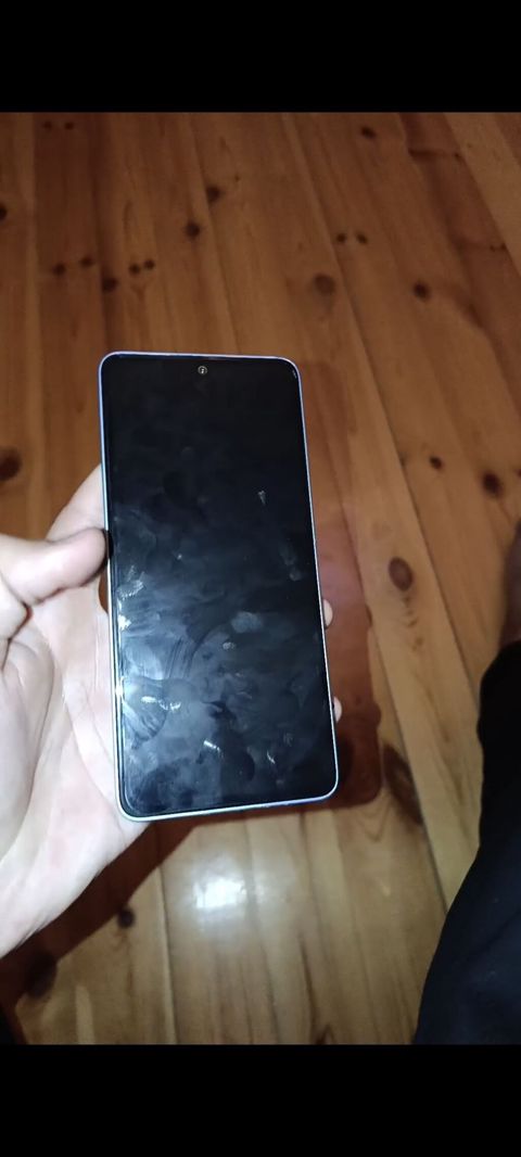 Real alıcı olsa endirim ederem telefon zavoddur heç bir problemi — Bakı