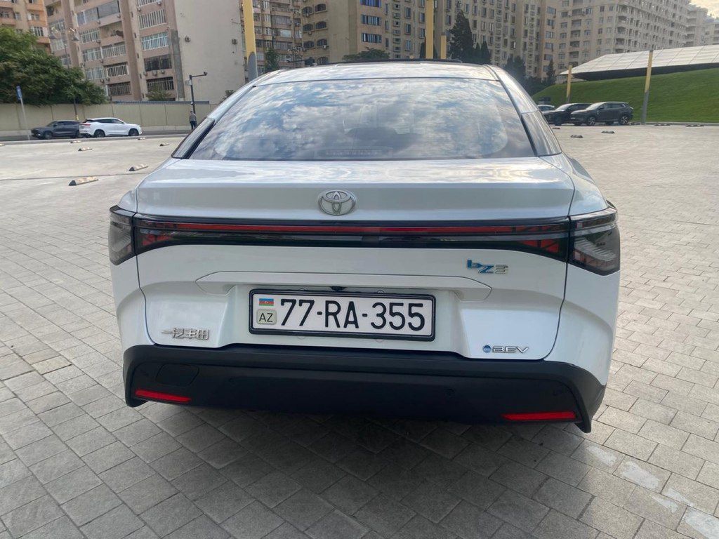 Toyota bZ3, 65.2 kWh, 2024 il, 29 000 km 77-RA-355 — Avtomobillər, Bakı (2)