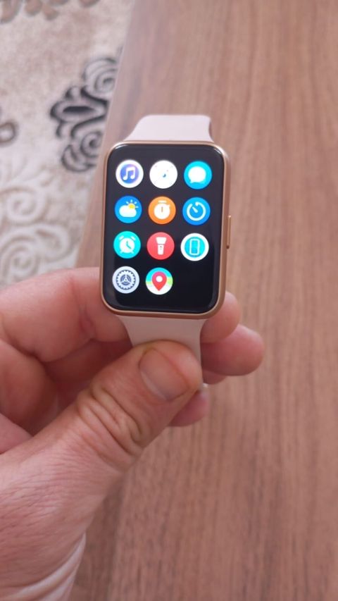 Huawei smart saat – düzbucaqlı ekranlı, qızılı çərçivə və açıq rəngli — Sumqayıt