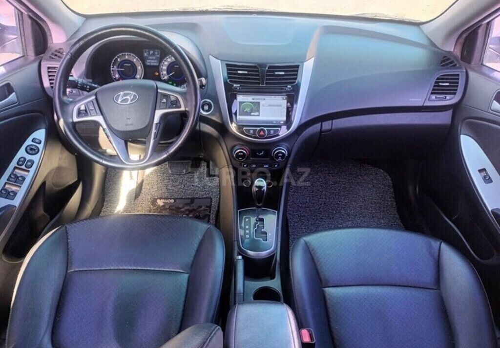 Hyundai Accent: 1.6 l 2017 il Hetçbek 77-RM-135 — Avtomobillər, Bakı (4)