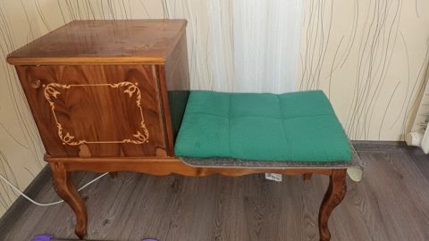 Antikvar tərzli taxta dəhliz oturacağı və dolab kombini. - Material — Bakı