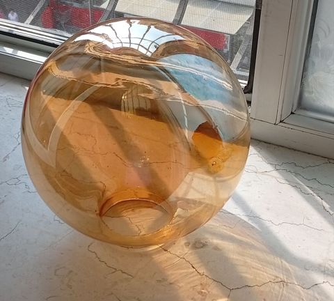 Şüşə dekorativ kürə – amber rəngli - Material: qalın, şəffaf şüşə — Bakı