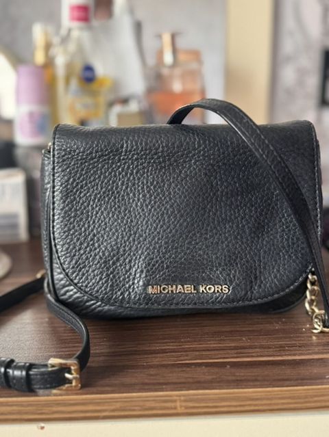 Michael kors təmiz dəridi, heç bir deffekti yoxdu təzə kimi. İçi dar — Bakı