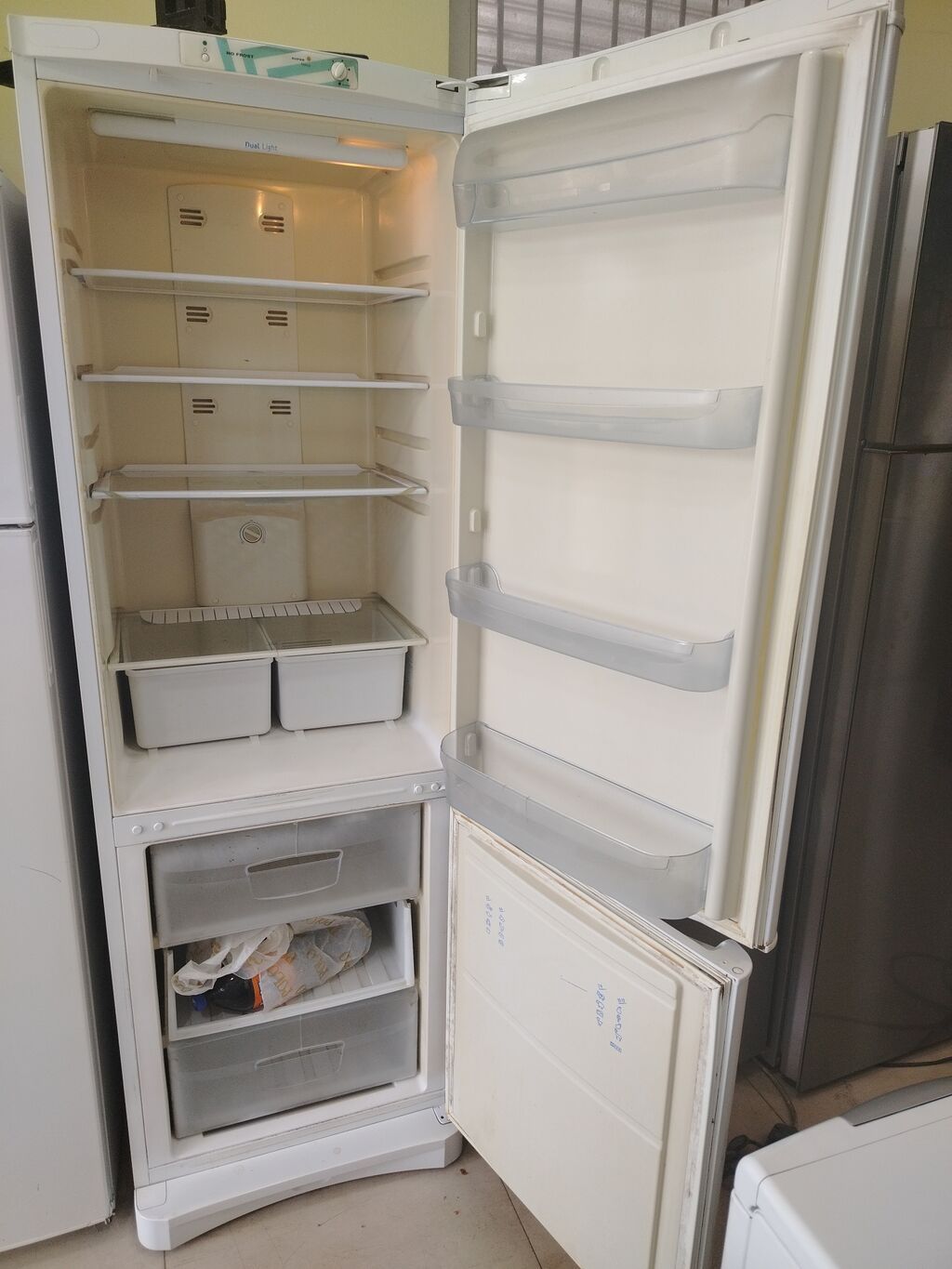 İşlənmiş 2 qapılı Indesit Soyuducu Satılır, rəng - Ağ, Təkərli — Soyuducular, Bakı (2)