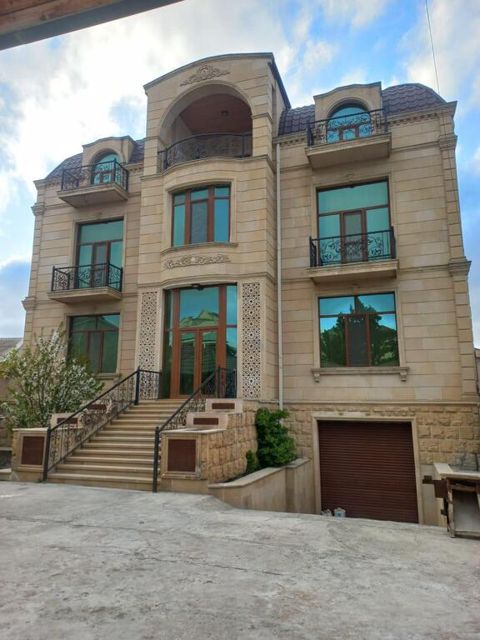 Satılır 6 otaqlı həyət evi/bağ evi 1350 m² — Bakı
