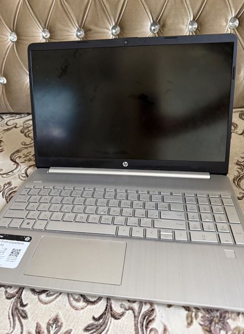 HP noutbuk – gümüşü korpus, nazik çərçivəli ekran və tam ölçülü — Bakı