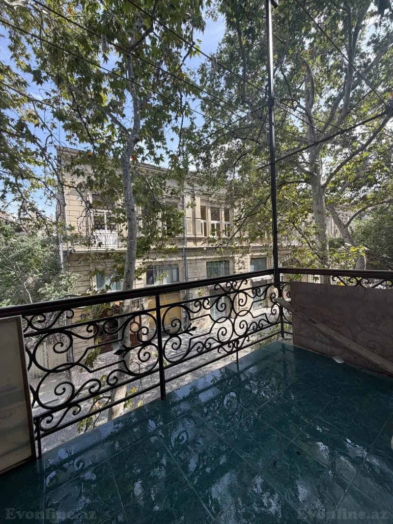 Satılır 4 otaqlı Mənzil Köhnə tikili 200 m² Bakı, Səbail r — Bakı