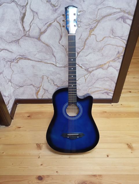 Akustik gitar – kəsik korpuslu (cutaway) model - Rəng: tünd mavi–qara — Bərdə