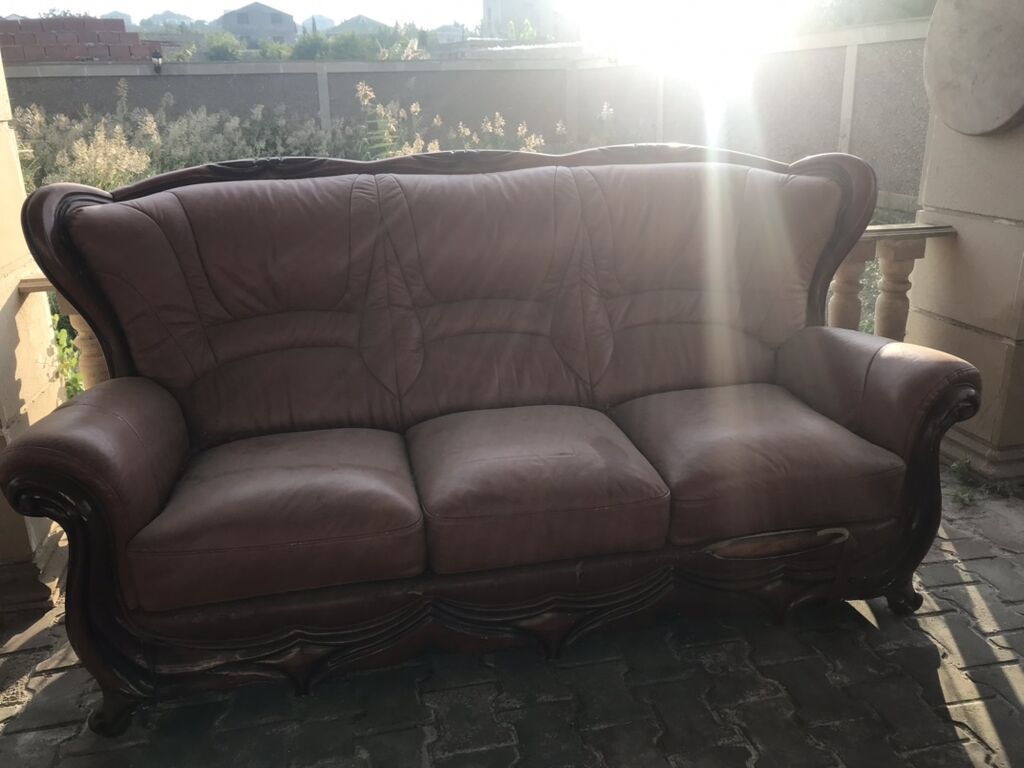 Klassik üslubda dəri mebel dəsti - Tərkibi: 3 nəfərlik divan + 2 ədəd — Yumşaq mobilya dəstləri, Novxanı (3)
