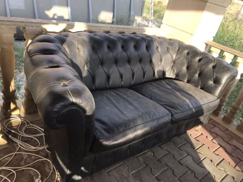 Chesterfield üslubunda 2 nəfərlik dəri divan - Rəng: qara - Material — Novxanı