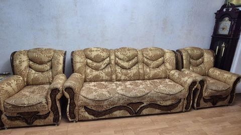 Klasik üslubda üç yerlik divan - Rəng və naxış: Bej əsas fon üzərində — Bakı