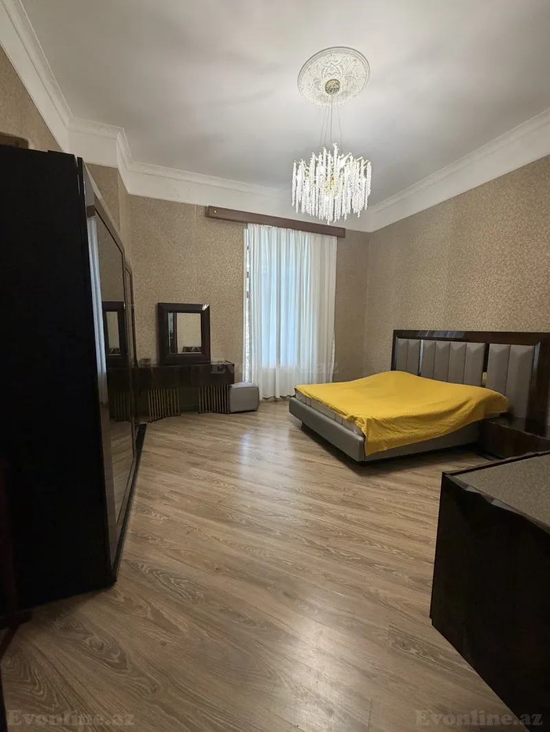 Satılır 4 otaqlı Mənzil Köhnə tikili 200 m² Bakı, Səbail r — Mənzil, Bakı (4)