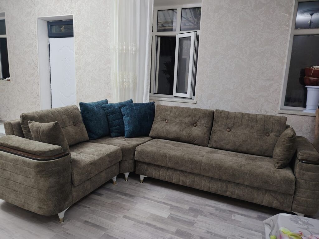 Divan satilir. Acilir baza var. *Qiymeti 550 Azn catdirilma daxil.* — Mebel, Bakı