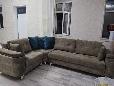 Divan satilir. Acilir baza var. *Qiymeti 550 Azn catdirilma daxil.* — Bakı